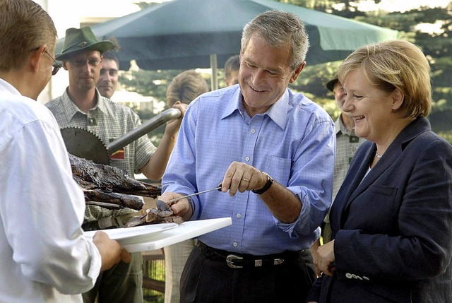 Trautes Wildschwein-Grillen: Bush und ...l vor zwei Jahren in Trinwillershagen   | Foto: DPA