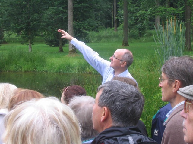 Werner Semmler erklrte den Besuchern ...Refugien fr Pflanzen und Tiere legt.   | Foto: kati wortelkamp