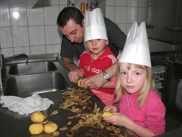 Im Hotel Haringer Hof   beteiligten si...e   auch beim  Schlen der Kartoffeln.  | Foto: Ulrike Gut