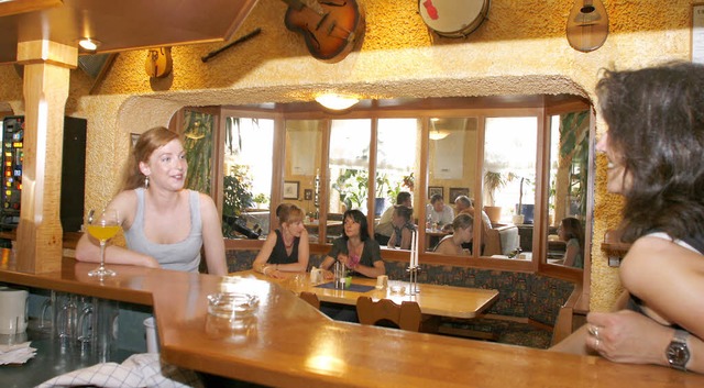 An der Bar stehen die Aschenbecher ber...r Glaswand essen die Gste rauchfrei.   | Foto: Heidi Fssel