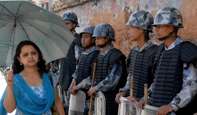 In Nepals Hauptstadt Kathmandu  geht  ...nruhen in Alarmbereitschaft versetzt.   | Foto: AFP