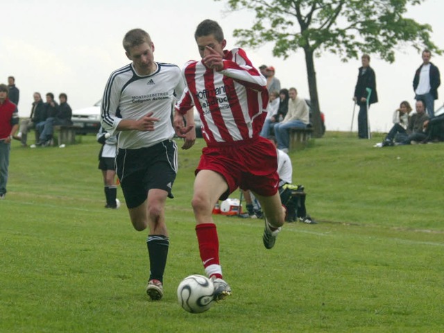 Fast immer einen Schritt zu spt am Ba... Fuballer (links) in Donaueschingen.   | Foto: Rein