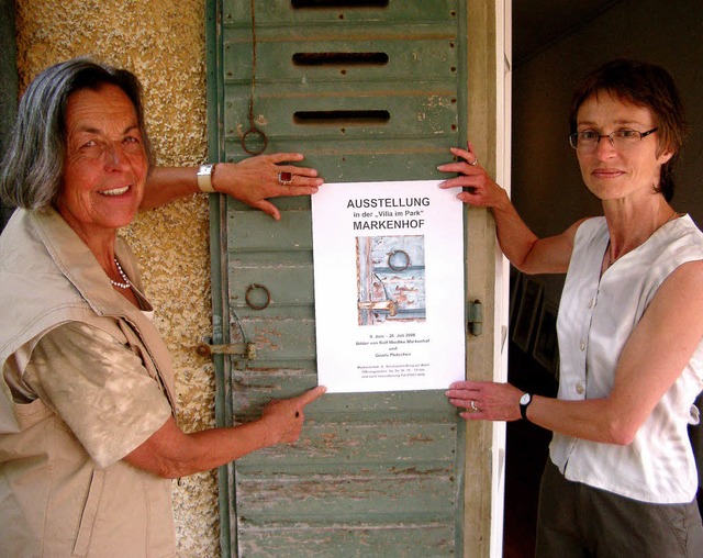 Galeristin Lydia Miedtke (links) und K...zur Ausstellung in den Markenhof ein.   | Foto: monika rombach