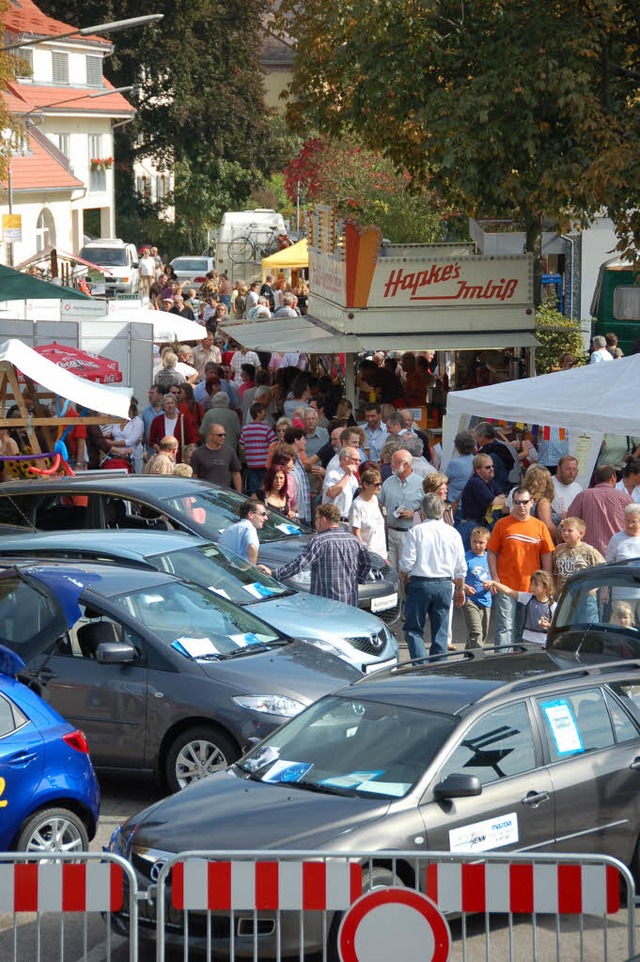 Tausende  nutzen  gestern den Feiertag...Markgrfler Einkaufstags in Haltingen.  | Foto: senf