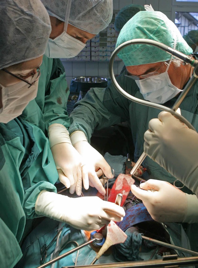 Transplantierte Organe sind  selten. H...d einem Spender eine Niere entnommen.   | Foto: dpa