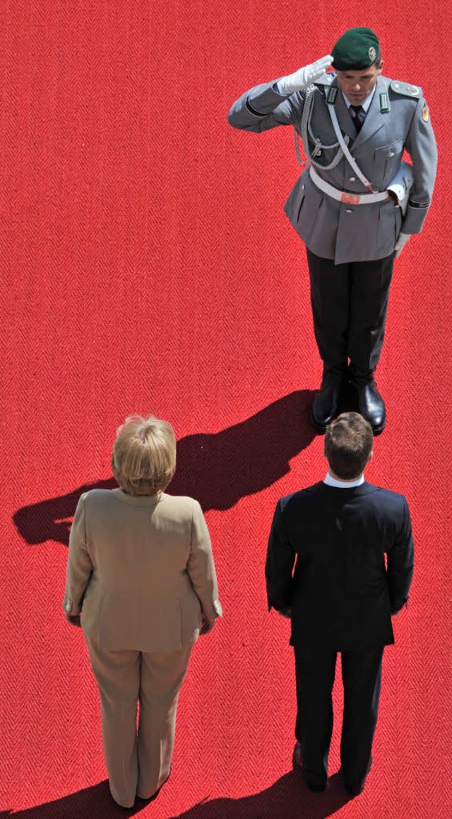 Militrische Ehren: Kanzlerin Merkel und Prsident Medwedew  | Foto: dpa