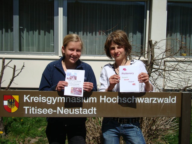 Kerstin Bolz und Chiara Trndle prsen... frisch erschienen Jugendreisefhrer.   | Foto: frank dreger