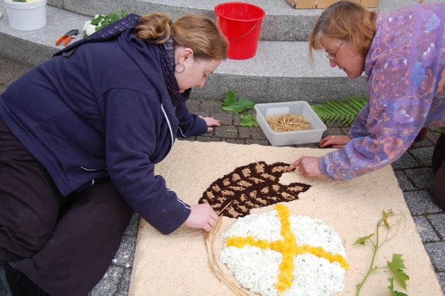 Sabina sterle (rechts) gestaltet mit ...l der Rammersweirer Herz-Jesu-Kirche.   | Foto: Gertrude Siefke