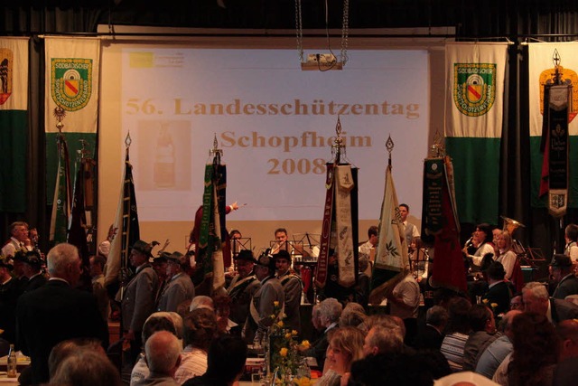 Mit Fahnen hielten die Sportschützen b...chützentag Einzug in die Stadthalle. | Foto: Hans-Jürgen Hege Mit Fahnen hielten die Sportschützen b...chützentag Einzug in die Stadthalle. | Foto: Hans-Jürgen Hege