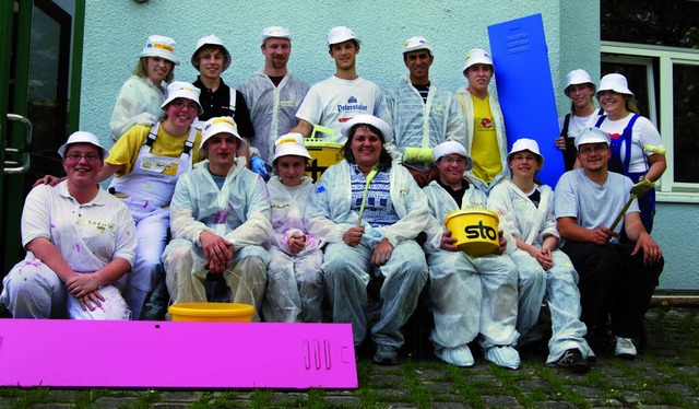 Ein starkes Team: Die Mitarbeiter der ...riffen gemeinsam zu Pinsel und Farbe.   | Foto: Sto AG