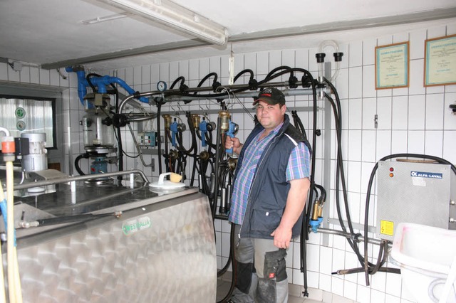 Sohn Alexander Schwär vor der Melkanlage | Foto: Michael Saurer Sohn Alexander Schwär vor der Melkanlage | Foto: Michael Saurer