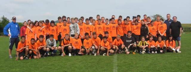 Gruppenbild mit Trainern: Die Jugendteams der SG Lahr.   | Foto:  Verein