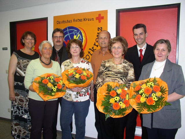 Blumen fr die Helferinnen: (von links...bereitschaftsfhrer) und Maria Molnar   | Foto: Albert Greiner