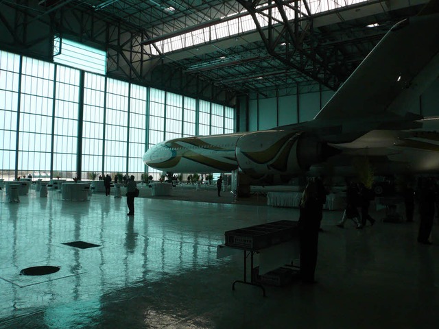 Im neuen Hangar der Jet Aviation wird ...umgebaut. Auslieferung: Sommer 2009.    | Foto: Klaus Rtschlin