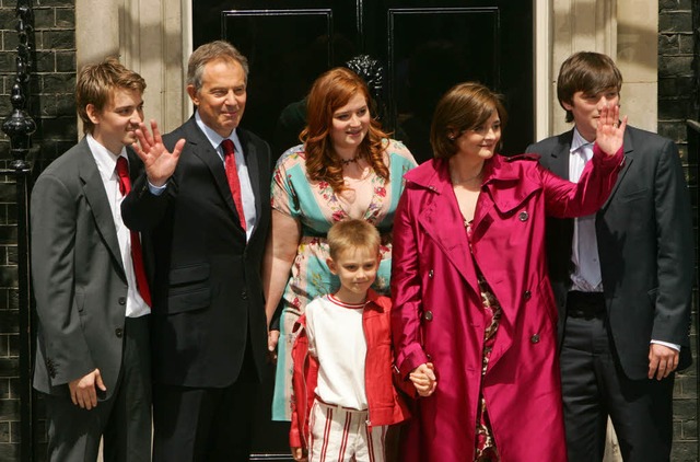 Tony und Cherie Blair winken beim Absc...Downing Street, daneben ihre Kinder. | Foto: AFP Tony und Cherie Blair winken beim Absc...Downing Street, daneben ihre Kinder. | Foto: AFP