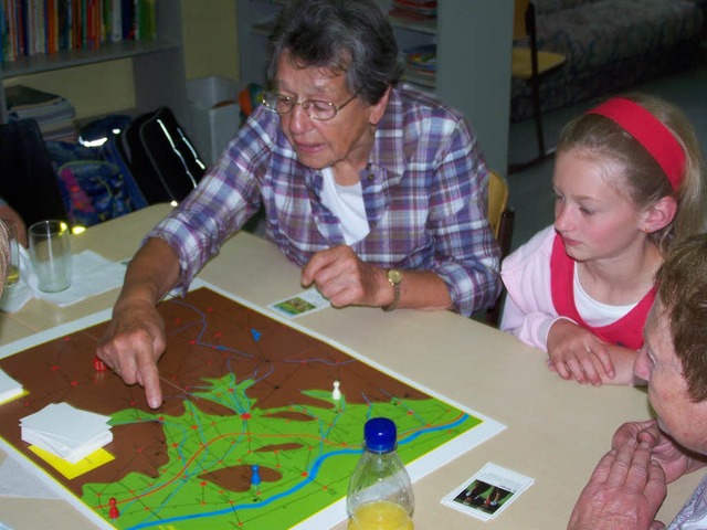 Beim Seniorentag der Mambergschule Was...er spielten Kinder und Omas gemeinsam.  | Foto: benjamin bohn