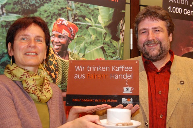 Dekanin Jutta Wellhner (links) mit de...Brot fr die Welt&#8220; berreichte.   | Foto: Gertrude Siefke