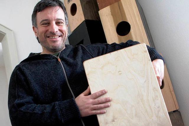 Patric Oliver Hetzinger aus Lahr trommelt auf Holzkisten