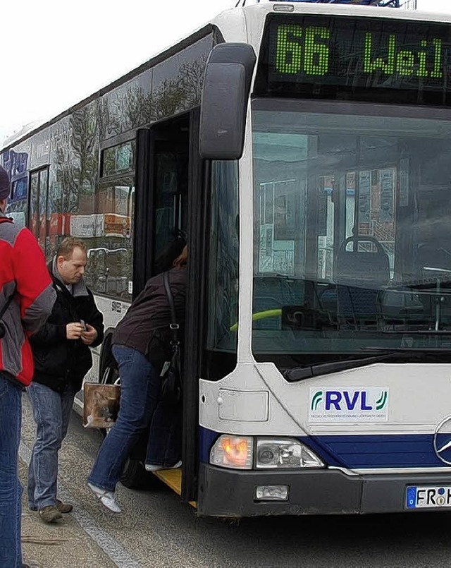 Ein Bus fr die Stadtteile soll die Li...wenige Fahrgste ein- und aussteigen.   | Foto: Frey
