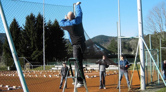 Tennisclub-Mitglieder bauten die alte Zaunanlage ab.  | Foto: privat