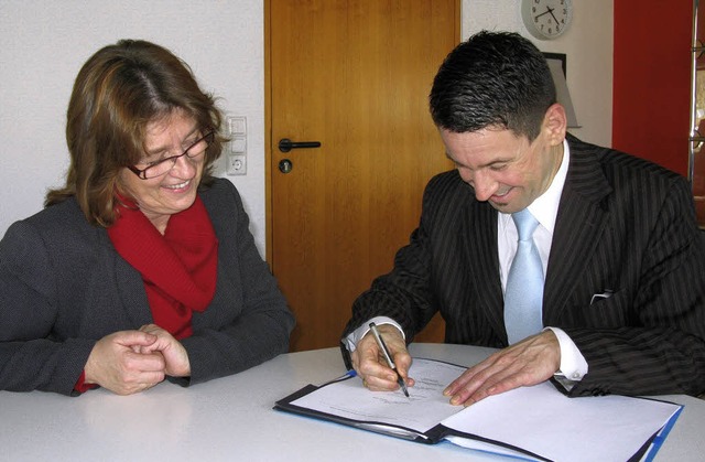 Elisabeth Ierasts und Dr. Michael Fall... den Vertrag ber die Zusammenarbeit.   | Foto: ZVG