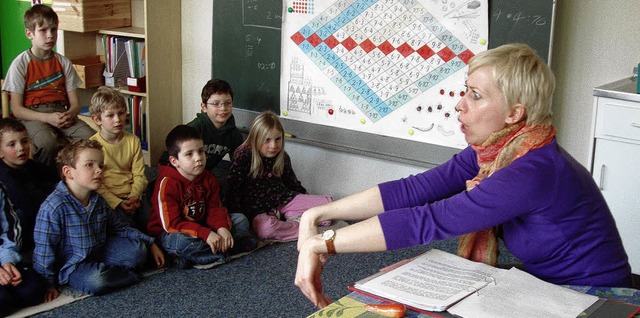 Die Schauspielerin Julia von Juni zeig...den und Fingern verstndigen knnen.    | Foto: Schule