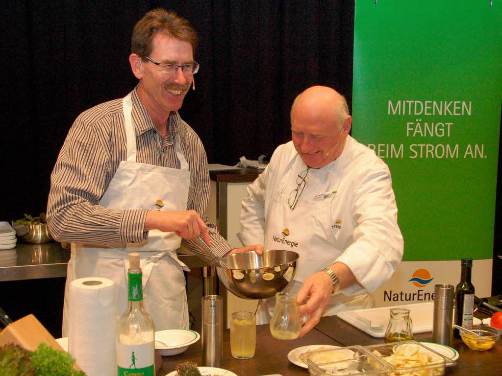 Evonik-Werksleiter Rainer Vierbaum und Chefkoch Begyn beim Promikochen