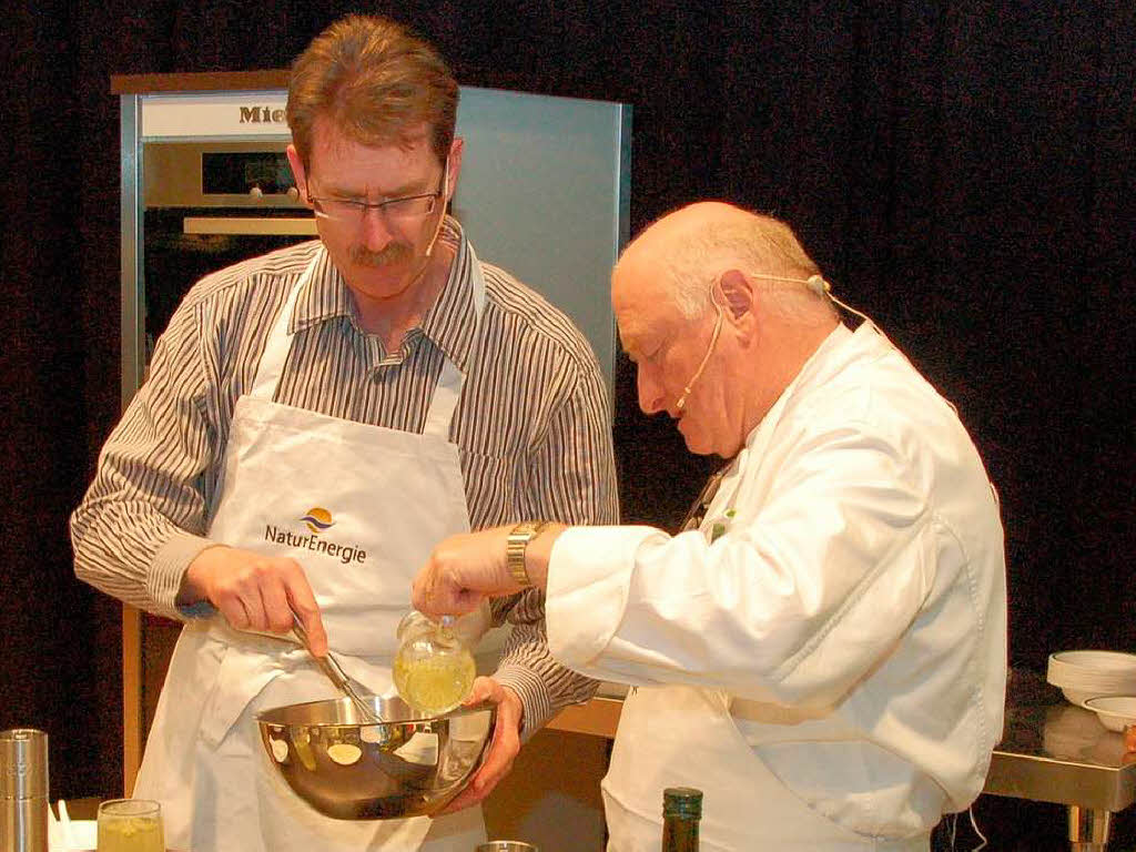 Evonik-Werksleiter Rainer Vierbaum und Chefkoch Begyn beim Promikochen