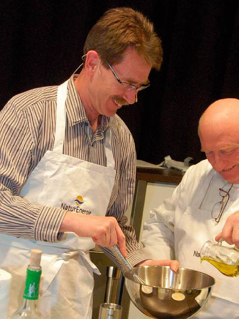 Evonik-Werksleiter Rainer Vierbaum und Chefkoch Begyn beim Promikochen