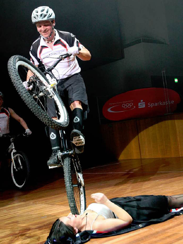 Gute Nerven brauchte die Zuschauerin, die mehr oder weniger freiwillig bei der Bike-Show mitmachte.