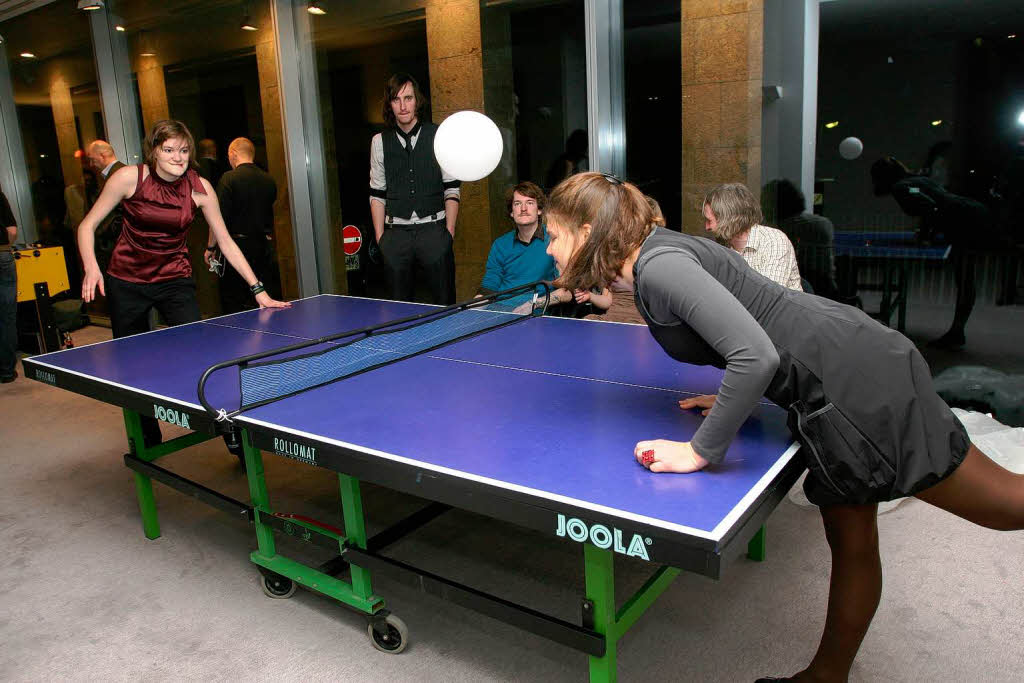 Mitmachen statt zugucken: Kopfballtischtennis im Ballkleid.