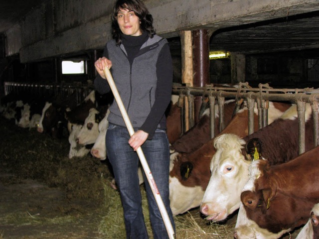 Dorothea Mayer im Milchviehstall vom Jungbauernhof    | Foto: ulrich kluge