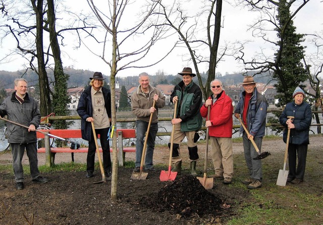 Angepflanzt: Aus Anlass ihres 125-jhr...er Heinz Wenk  (dritter von rechts).    | Foto: bz