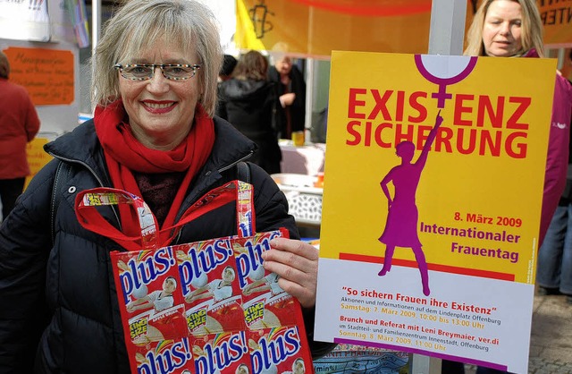 Petra Schradt-Burek vom Weltladen Rege...dern in Heimarbeit hergestellt haben.   | Foto: Gertrude Siefke