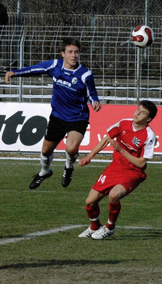 Stefan Vogler  (links) erzielte in Mn...r fr die A-Junioren des SC Freiburg.   | Foto: Claus Zimmermann