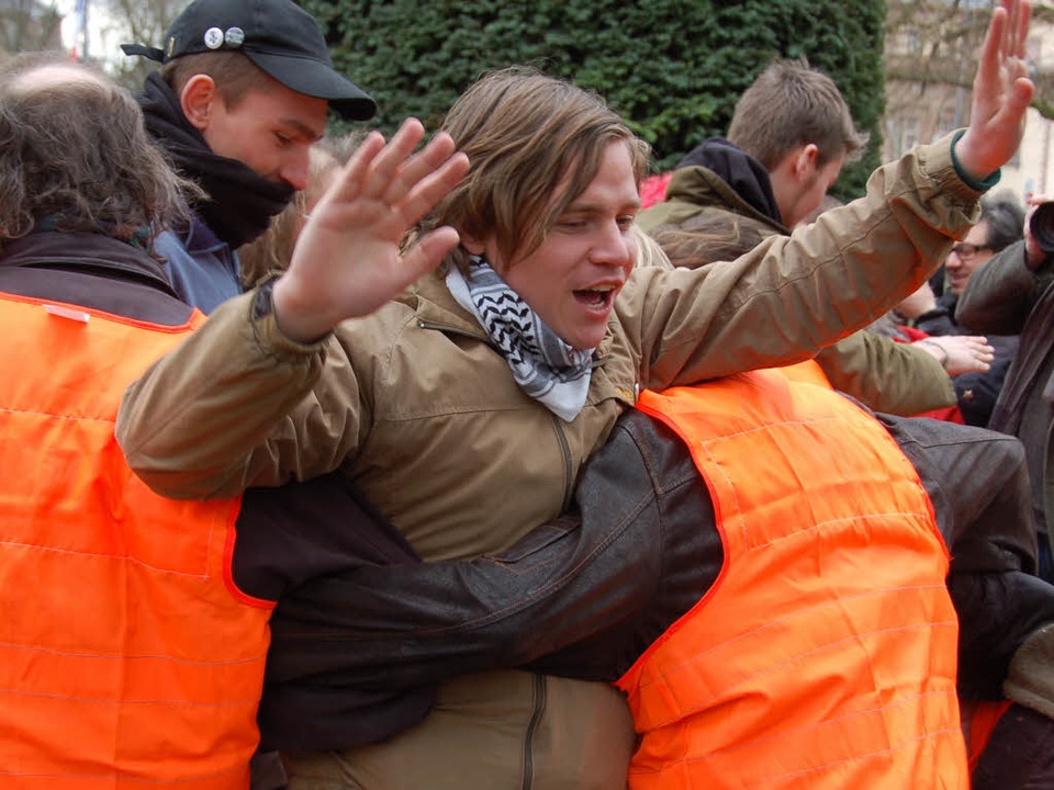 Gipfel-Gegner ben, wie sie am besten ...e aus Polizisten durchbrechen sollen.   | Foto:  Alexandra Sillgitt