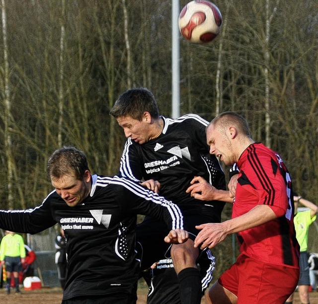 Laufenburgs Volker Vogelbacher (links)...llduell mit Sergej Triller erfolglos.   | Foto: matthias scheibengruber