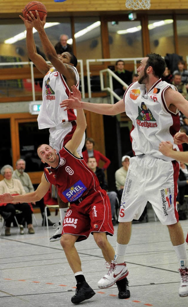 USC-Neuzugang Mike Kinsella (rechts) u...eite gegen Landshut nicht verhindern.   | Foto: Seeger