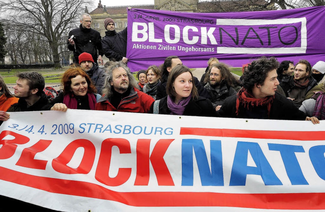 Die Gegner-Initiative &#8222;Block Nat...l Front gegen den Nato-Gipfel machen.   | Foto: afp