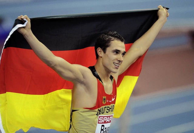 Sebastian Bayer dreht nach seinem Sens...Meter eine Ehrenrunde im EM-Stadion.    | Foto: DPA