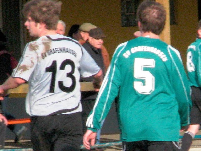 .Die beiden Grafenhausener Vereine aus...ftlichen Vergleich auf dem Sportplatz.  | Foto: Stefan merkle