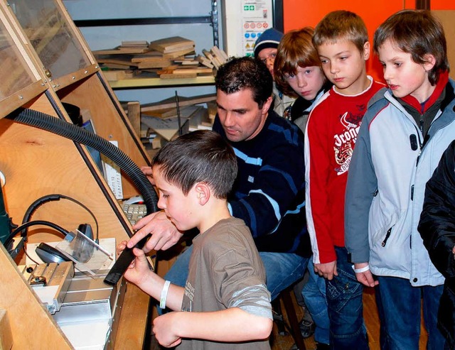 Schauen und selbst versuchen, in der H...alschule schauten sich Grundschler um  | Foto: Susan Bersem