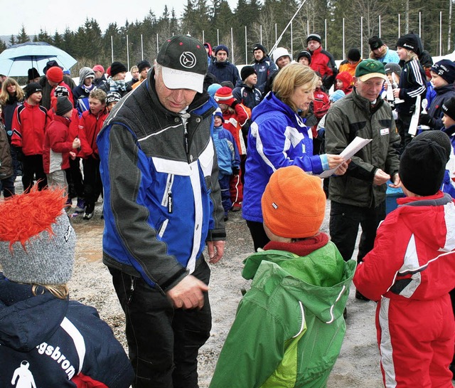 Viele Kinderhnde schtteln mussten be...s, Olympiasieger Georg Thoma (rechts).  | Foto: Maurer