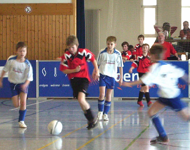 Fix am Ball: die Jugendkicker beim Merdinger Hallenturnier   | Foto: m. ehret