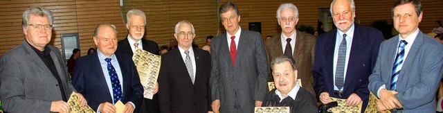 Norbert Hagemann (4.  von links) ernan...rn (von links)  zu Ehrenmitgliedern.    | Foto: Lauber