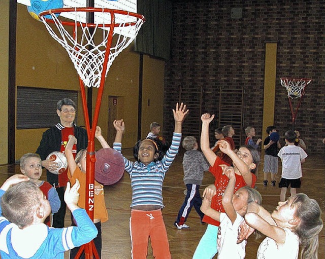 Treffen will gelernt sein: Kinder beim Wurftraining    | Foto: STELL