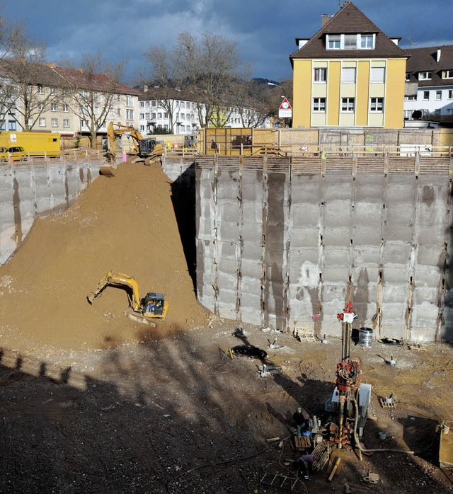 Der Neubau der Sparkasse auf dem ehema...enplan. 2011 soll die Einweihung sein.  | Foto: ingo schneider