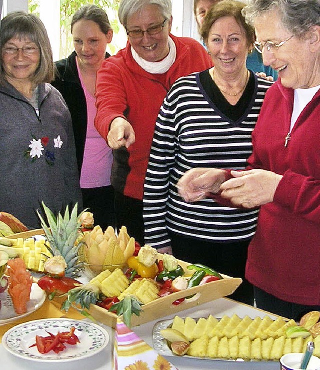 Nach der Strkung des Geistes durfte b...shi und kunstvoll angerichtetem Obst.   | Foto: Claudia Gempp