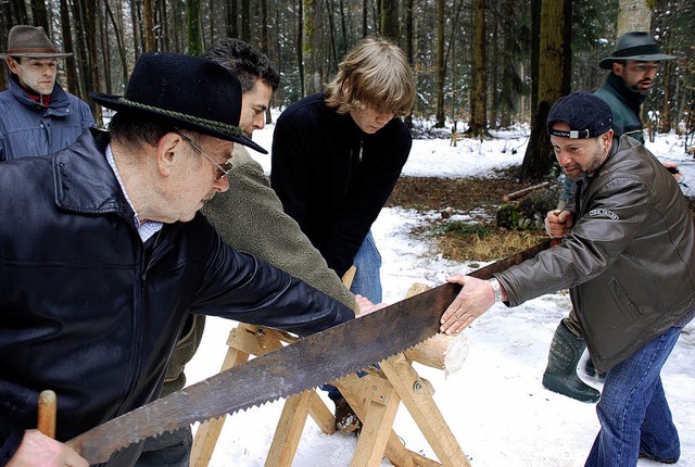 Holzversteigerung  als  echter Renner:...wie  beim  Bieten   ums   Brennholz.    | Foto: Maja  Tolsdorf