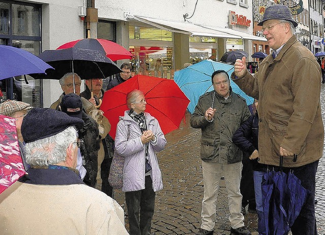 Mit Stadtfhrer Manfred Maier unterwegs zu den Znften und Stuben in Waldshut    | Foto: Herbst